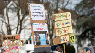 Mit bunten Plakaten machten die Teilnehmer der Kundgebung auf ihre Anliegen aufmerksam.