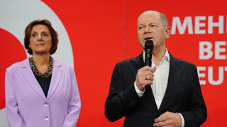 Bundeskanzler Olaf Scholz (SPD) - hier mit seiner Frau Britta Ernst - hat am Wahlsonntag eine böse Schlappe hinnehmen müssen.