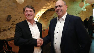 Wahlsieger Sebastian Clever (l.) nimmt die Gratulation von Mitbewerber Stefan Juchems (r.) entgegen.
