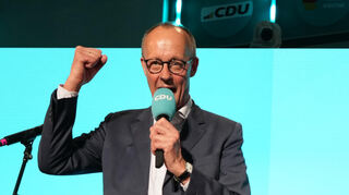 Kanzlerkandidat Friedrich Merz (CDU) freut sich nach seinem Wahlsieg.
