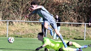Helge Wunderlich gibt Kassels Torhüter Löffler das Nachsehen und trifft zum 1:1 für die JSG.