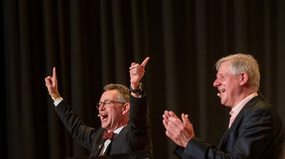 Die Bürgermeister von Lorsch und Einhausen in der Einhäuser Mehrzweckhalle.