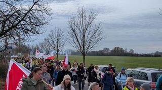 Die Streikenden machen sich von der Vitos Klinik aus auf den Weg zum Landratsamt.