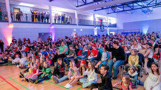 Bei der Kinderfastnacht des Vereins zur Erhaltung der Tradition, die traditionell am Rosenmontag stattfindet, bleibt in der Mehrzweckhalle kein Platz unbesetzt.