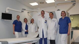 Neuer Computertomograph am Kreiskrankenhaus: Unser Bild zeigt (v.l.) Liljana Otto (MTR, CT-Verantwortliche), Dr. Stephanie Rosenkaimer (Oberärztin Kardiologie), Dr Patricia Leutz-Schmidt (Chefärztin Radiologie), Dr. Frederik Eder (kardiologischer Arzt), Prof.Stefan Baumann (Chefarzt Kardiologie), Sabrina Gleißner (MTR, Bereichsleitung Radiologie).