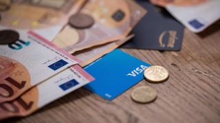 Geldscheine, Münzen und Bankkarten liegen auf einem Tisch. Die Wirtschaftsauskunftei Creditreform hat den neuen Schuldneratlas 2024 vorgestellt.