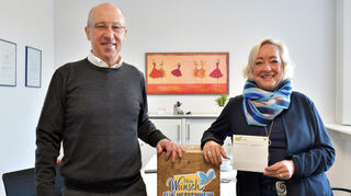 Hans-Jürgen Reibold und Sibylle van de Ree (oben, von links) von der Heppenheimer Bürgerstiftung schicken eine Wunschbox auf die Reise durch die Kreisstadt.