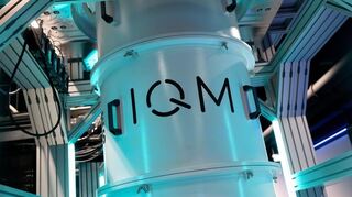 Ein Quantencomputer des bayerischen Start-ups IQM Germany steht in einem Rechenzentrum. IQM baut den europäischen Quantenrechner Euro-Q-Exa für das Leibniz-Rechenzentrum (LRZ) in Garching bei München.