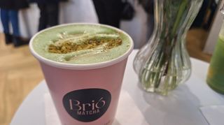 Ob heiß oder kalt: Matcha-Tee soll länger wachhalten als Kaffee und gesünder sein.