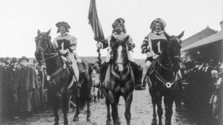Beim Fasnachtszug 1900 fotografiert: Feuero-Herold mit Standarte.