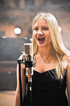 <p>Friederike Rhein gibt am Samstag vor der Filmvorführung von "Rubinrot" im Saalbau-Kino ein Kurzkonzert.</p>