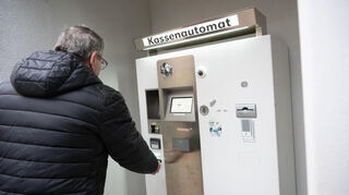 Von Montag bis Samstag, 7 bis 22 Uhr, kostet ein Parkticket im Parkhaus Platanenallee einen Euro je angefangene Stunde. Zu wenig, finden die Grünen. In der Stadtverordnetenversammlung wurde ein entsprechender Antrag zum Thema Parkgebühren heiß diskutiert - und zurückgezogen.