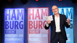 Peter Tschentscher (SPD), Hamburgs Erster Bürgermeister und Spitzenkandidat für die Bürgerschaftswahl, trägt ein Gedicht vor beim Wahlkampfabschluss seiner Partei.