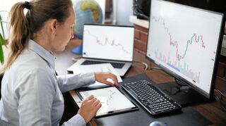 Frauen haben in der Regel eine größere Rentenlücke zu schließen. Das Anlegen in ETFs ist laut Finanztip auch für sie eine gute Methode zur Altersvorsorge.