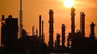 Die Sonne geht hinter den Anlagen des Ludwigshafener BASF-Werks unter. Auf den Standort kommen weitere Anlagenschließungen und Stellenstreichungen zu.
