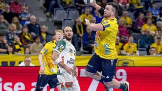 v.li.: Gustav Davidsson (RNL, 22), Jannik Kohlbacher (RNL, 80), Ludvig Jurmala Aström (Göppingen, 25), beim Sprungwurf, Wurf, Torwurf, Action, Aktion, Spielszene