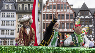 Der „Große Frankfurter Fastnachtszug“ zog durch die Innenstadt. Rund 300.000 Zuschauer waren dabei.