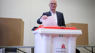 Der Wahlsieger: Hamburgs Erster Bürgermeister Peter Tschentscher (SPD) bei der Stimmabgabe.