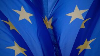 Eine Fahne der EU weht im Wind. Die Unternehmen haben bei den Berichtspflichten kein Verständnis für den bürokratischen Aufwand, den ihnen die EU auferlegt.