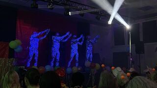 Die vier Mitglieder des „Fünferrats“ liefen als Roboter ein.