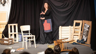 Erich Henrich feierte mit seinem Stück „Die Theatermacher“ eine gelungene Premiere im Pipapo-Theater. Unser Bild zeigt Isabelle Werner als Witwe des Gastwirts.