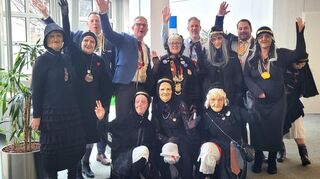 Kaum einen Schlips heil ließen die Veggelsbecher bei ihrem Zug durch Heppenheim an Weiberfastnacht. Auch in der Volksbank schauten sie vorbei.