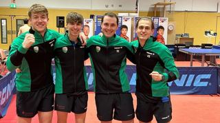 Aljaz Godec, Bastian Schubert, Timo Freund und Felix Schubert (v.l.) bejubeln den vorzeitigen Oberliga-Titelgewinn des VfR Fehlheim.