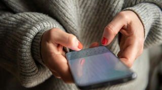 Aufbereitete Smartphones finden Verbraucher sowohl in Webshops, aber auch beim Hersteller Apple.