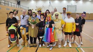 Die kostümierten Teilnehmer am fastnachtlichen „Kleebrettchen-Turnier“ des Ball-Spiel-Clubs Einhausen in der Sporthalle.