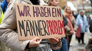 In den meisten Fällen von Partnerschaftsgewalt sind Männer die Täter, Frauen und Kinder die Opfer. Betroffenen fällt es nicht leicht, sich aus dieser Gewaltspirale zu befreien, zumal die Kapazitäten in Frauenhäusern im ganzen Land ausgeschöpft sind. So auch im Kreis Bergstraße.