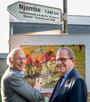 Der Lions-Club Bergstraße fördert ein Projekt der Michaelsgemeinde in Tansania. Unser Bild zeigt Lions-Präsident Thomas Metz (r.) und Christoph Bergner, früherer Pfarrer der Kirchengemeinde.