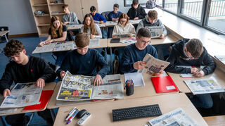 Alle Jungendlichen entdeckten etwas in der Zeitung, das sie interessiert.