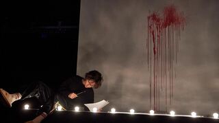 Lucia Kotikova vom Theater Bern führt in Bensheim das Solostück „Blutbuch“ auf.