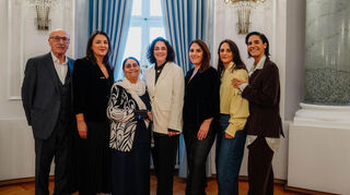 Die Familie Tekkal erhält in diesem Jahr den Karl-Kübel-Preis. Das Familienfoto wurde bei der Verleihung des Bundesverdienstkreuzes an Tuğba Tekkal (4.v.l.) im Dezember 2024 aufgenommen. Ihre Schwester Düzen (2.v.l) wurde 2021 damit ausgezeichnet. Das Foto zeigt die Eltern, Seyhmus und Fatma Tekkal mit ihren Töchtern Düzen, Tuğba, Tuna, Tezcan und Tülin Tekkal.