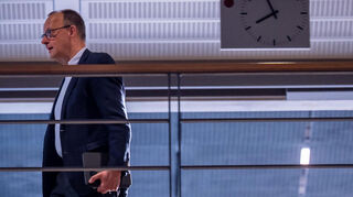 Friedrich Merz auf dem Weg zu den Sondierungsgesprächen von Union und SPD im Jakob Kaiser Haus im Bundestag.