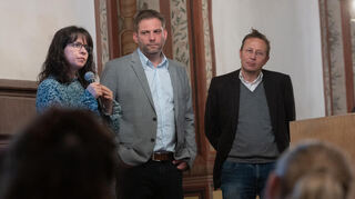 Bei dem Vortrag Adipositas im Kürfürstensaal in Heppenheim beantworteten die Ärzte auch Fragen aus dem Publikum: (von links) Dr. Alba Sulaj, Prof. Dr. Phillip Knebel und Dr. Uwe Seitz