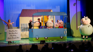 Mit dem Bus geht es untermalt vom Bing Bong Song in die Natur.