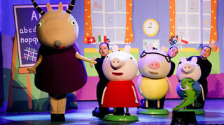 Madame Gazelle begrüßt die Kinder zur Spielgruppe.