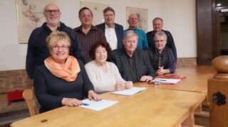 Bei der Jahreshauptversammlung des deutsch-ungarischen Freundeskreises Bensheim-Mohács wurde der Vorstand gewählt. Unser Bild zeigt sitzend von links: Beisitzerin Petra Mehl, Schriftführerin und Pressewartin Sigrun Müller, den Vorsitzenden Franz Müller und Kassenwart Andreas Born. Stehend von links: die beiden Beisitzer Siegfried Hess und Walter Müller, 2. Vorsitzenden Otto Breitkopf sowie die Beisitzer Albert Mehl und Peter Hinkel.