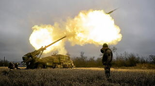 Ukrainische Soldaten feuern im Osten des Landes auf russische Stellungen. „Russland kann Europa nicht angreifen, solange es in der Ukraine im Krieg steckt“, ist sich Militärexperte Gustav Gressel sicher.