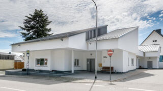 Der Ärztliche Bereitschaftsdienst befindet sich - wie auch das MVZ - im Gebäude der Nibelungenstraße 105a.