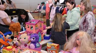 Neben Baby- und Kinderkleidung wechselten auch Plüschtiere, Spiele, Puzzles und Spielzeug zu günstigen Preisen die Besitzer. Frauen aller Generationen und auch einige Männer hatten viel Spaß beim Stöbern, handeln und kaufen.