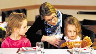 <p>Mit Figuren von Katze und Maus zeigt Katja di Carlo im Kindergarten Tatzelwurm, wie man richtig am Tisch sitzt.</p>
