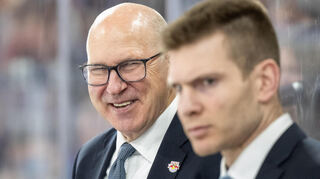 Don Jackson (hinten) steht seit Ende Januar 2025 wieder als Cheftrainer des EHC München hinter der Bande. Die vielen Probleme konnte aber auch er bisher nur lindern.