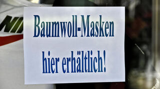 In der ersten Phase der Pandemie behalfen sich die Menschen noch mit Baumwollmasken. Bild: Dietmar Funck