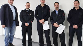 Wehrführer Axel Linzmeier (Dritter von links) wurde zum Brandmeister, Steffen Minich (Vierter von links) zum Oberfeuerwehrmann befördert.