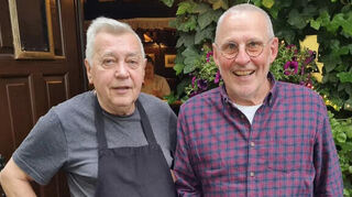 Immer wieder nimmt Gerhard Schäfer spontane Spenden entgegen. Zu den treuesten Spendern gehört das Rose-Team aus Pfungstadt, hier mit Wirt Peter Lerche.
