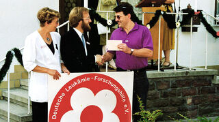 Zur ersten Geldübergabe an die Deutsche Leukämie-Forschungshilfe fuhr 1991 ein Teil des Pfungstädter-Fanclubs nach Mannheim. Gerhard Schäfer (rechts) überreicht die Spende an das Ehepaar Martin und Gisela Stachniss.