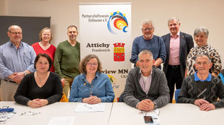 Der bestätigte Vorstand (v.l.): Christine Jakob (Schriftführerin), Barbara Schumacher (Vorsitzende), Matthias Utermann (zweiter Vorsitzender), Bernhard Glanzner (Schatzmeister); stehend v.l. die Beisitzer Dieter Wachtel, Karin Ehrt, Roger Kaschek, Reimund Strauch, Helmut Glanzner, Dagmar Glanzner.