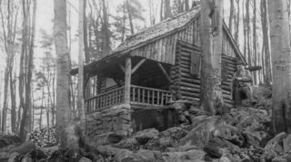 Unser historisches Bild zeigt den Bensheimer Apotheker Eugen Burkhardt im Jahr 1925 an der Hütte.